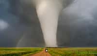 La tornade de Dickens, au Nebraska, paraît fausse tellement sa forme semble parfaite. © X, Jim Tang